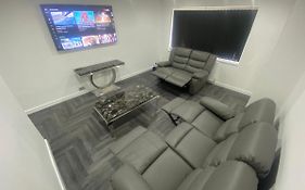Entire Luxury Holiday Home Leeds